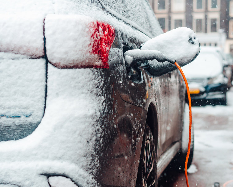 Auto elektryczne podczas ładowania zimą
