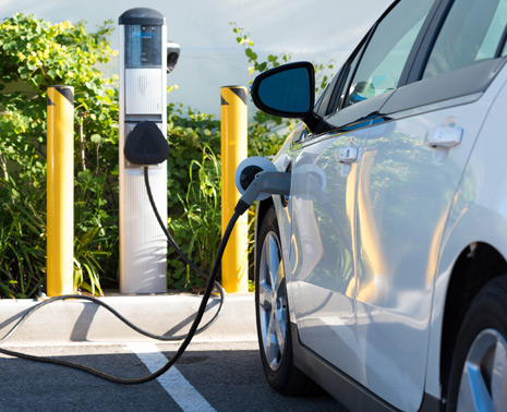 Samochód elektryczny w trakcie ładowania