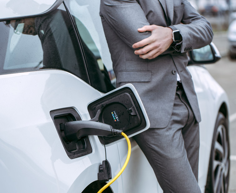 Mężczyzna ładujący samochód elektryczny