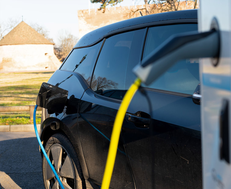 Samochód elektryczny podczas ładowania