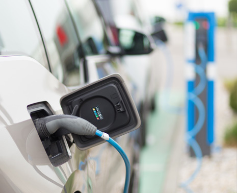 Samochód elektryczny w trakcie ładowania