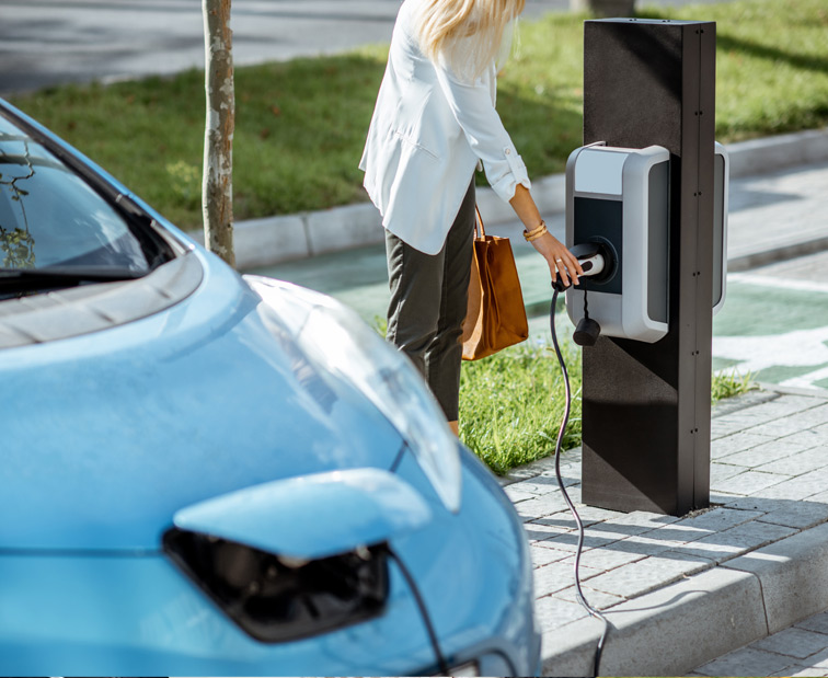 Kobieta ładująca samochód elektryczny