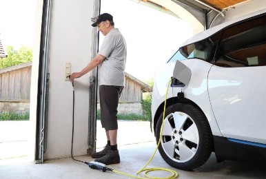 Jak dobrać moc ładowarki samochodowej?