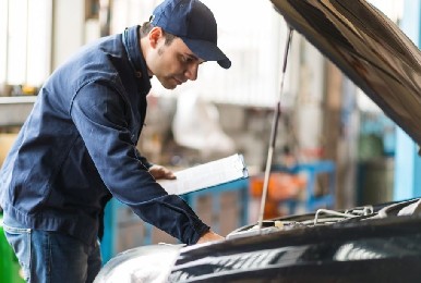 Koszty utrzymania samochodu elektrycznego vs spalinowego – co się bardziej opłaca?