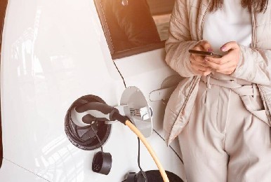 Ładowanie samochodu elektrycznego w bloku