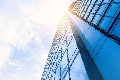 Stacje ładowania do biura – przepisy i najważniejsze korzyści