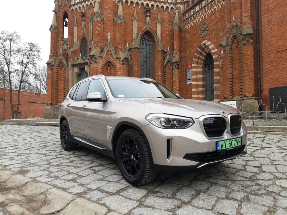 BMW iX3 na zewnątrz