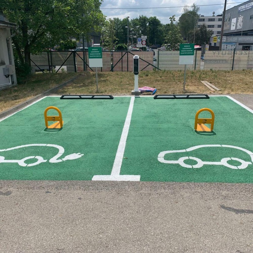 Dwustanowiskowa stacja ładowania - parking firmowy w Krakowie