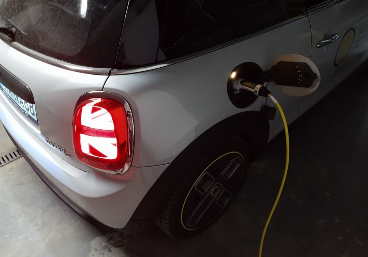Ładowanie samochodu elektrycznego MINI Cooper SE