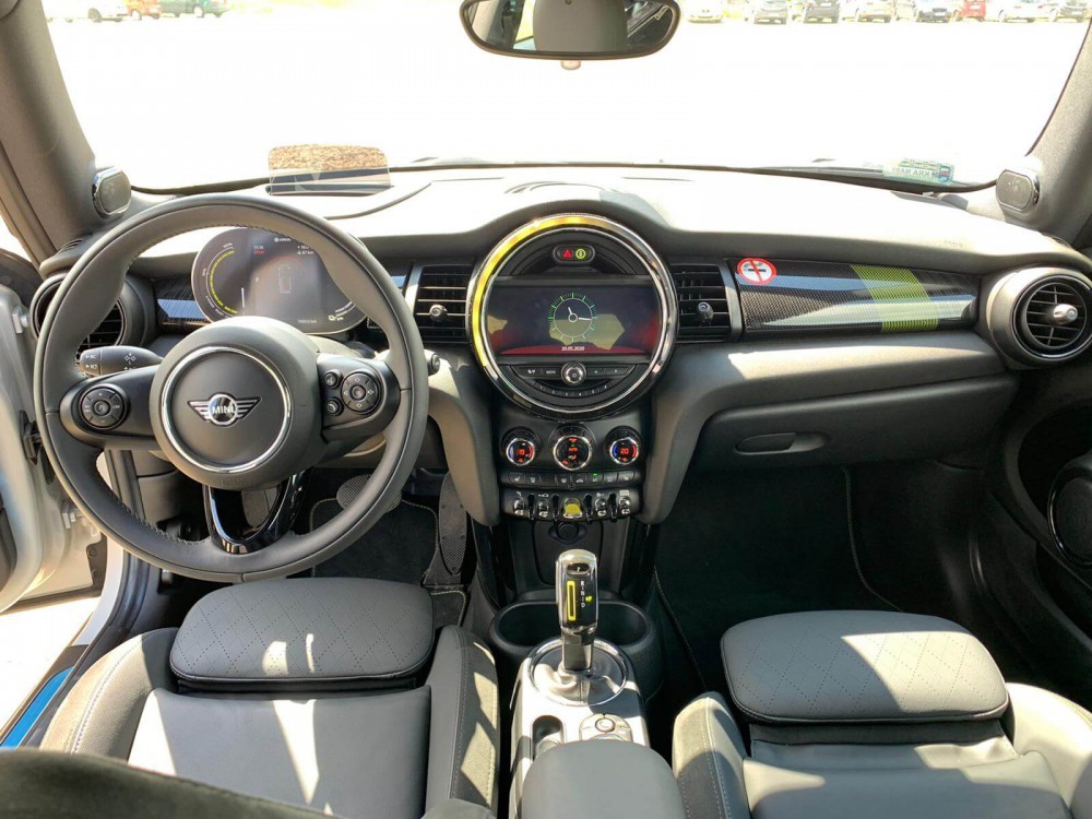 Wnętrze samochodu elektrycznego Mini Cooper SE