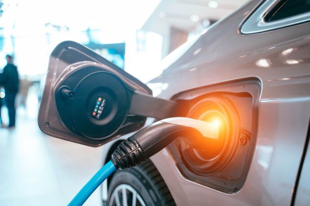 Samochód elektryczny w trakcie ładowania