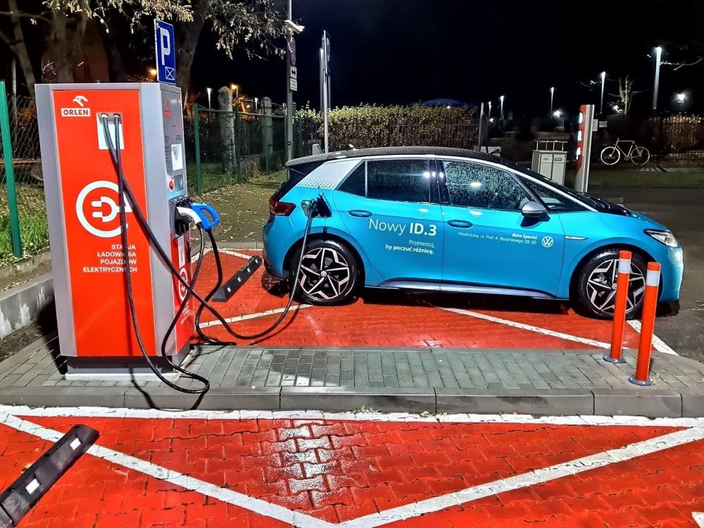 Uzupełnianie energii w Volkswagenie ID.3 z pomocą stacji ładowania