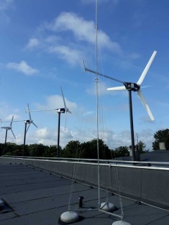 Turbiny wiatrowe Ventus 3 KW SWIND NEW 3000 zamontowane na maszcie na dachu