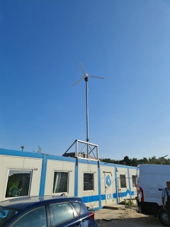 Turbina wiatrowa Ventus 2 kW SWIND NEW 2000 na dachu kontenera mieszkalnego